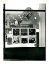Publicidade das C.R.G.E. _ Salão de vendas da rua Garrett. Montra de máquinas de barbear _ 1958-04-18 _ FNI _ 15186 _ 59.jpg
