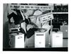 Publicidade das C.R.G.E. _ Salão de vendas da rua Garrett. Montra de máquinas de lavar roupa _ 1961-05-22 _ FNI _ 15186 _ 85.jpg