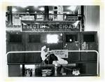 Publicidade das C.R.G.E. _ Salão de vendas da rua Garrett. Montra de electrodomésticos _ 1952-03-27 _ FNI _ 15186 _ 109.jpg
