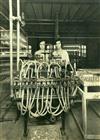 C.R.G.E. - Empresa Nacional de Aparelhagem Eléctrica _ Fecho das lâmpadas _ 1938_ Kurt Pinto _ 15132 _ 38.jpg