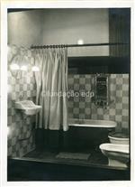 Publicidade das C.R.G.E _ Exposição. Casa de banho iluminada com luz artificial e equipada com esquentador a gás _ 1900-00-00 _ FNI _ 15168 _ 1.jpg