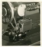 Publicidade das C.R.G.E _ Máquina de costura Singer. Pormenor do motor _ 1900-00-00 _ FNI _ 15172 _ 49.jpg