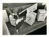 Publicidade das C.R.G.E. _ Salão de vendas da rua Garrett. Montra de máquinas de lavar roupa _ 1960-04-04 _ FNI _ 15186 _ 87.jpg