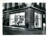 Publicidade das C.R.G.E. _ Salão de vendas da rua Garrett. Montra de electrodomésticos _ 1959-01-28 _ FNI _ 15186 _ 102.jpg