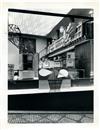 Publicidade das C.R.G.E. _ Salão de vendas da rua Garrett. Montra de frigoríficos _ 1953-01-08 _ FNI _ 15186 _ 108.jpg