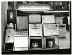Publicidade das C.R.G.E. _ Salão de vendas da Rua Garrett. Montra de electrodomésticos _ 1964-04-03 _ FNI _ 15186 _ 202.jpg