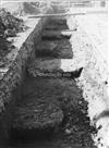 0024_Abertura das valas para as caleiras dos cabos vendo-se os obstáculos de betão encontrados_[1969]_FNI.jpg